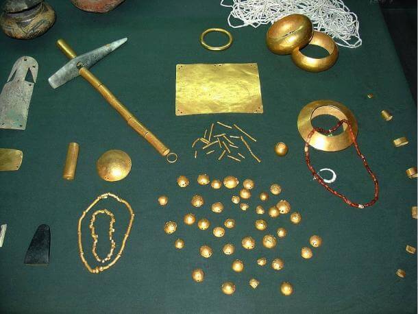 Golden objects found in the necropolis. (Yelkrokoyade/CC BY SA 3.0)