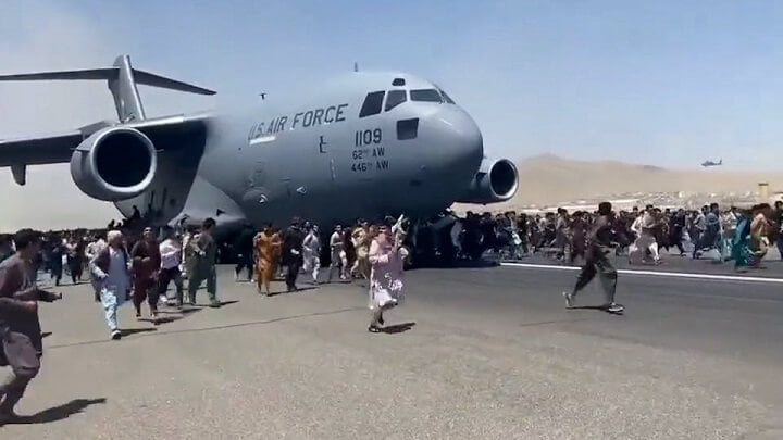 “Utter Desperation” – Body Count Rises As Terrified Afghans Mob Tarmac At Kabul Airport, Cling To Departing Planes