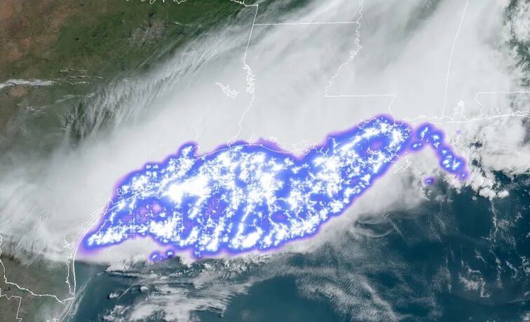 World-Record 'Megaflash' of Lightning Stretched Across The US For Almost 500 Miles