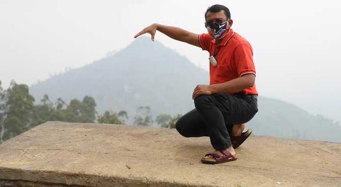 Garut Deputy Regent Helmi Budiman on Mount Sadahurip. Image Credit: Merdeka.com