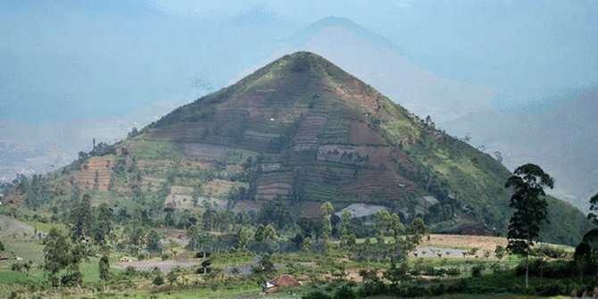 Mount Sadahurip. Image Public Domain