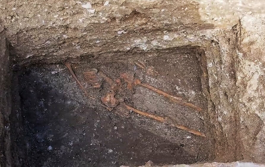 The unearthed 4th-5th century AD skeleton of the tall man buried under the Odessos fortress wall has been lying “in situ” since it was found on March 17, 2015.©Nova TV