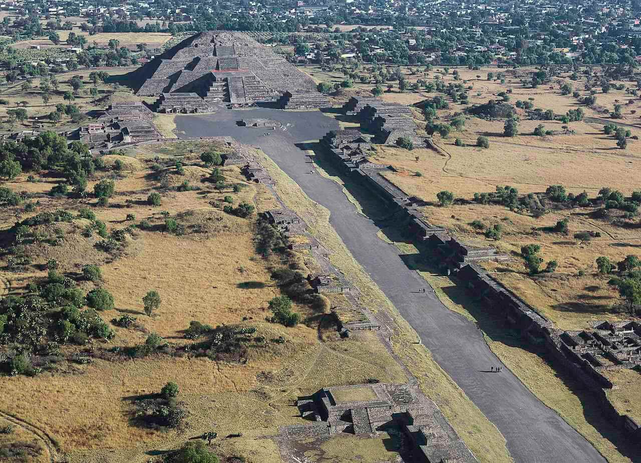 View of the Avenue of the Dead and the Pyramid of the Moon. 