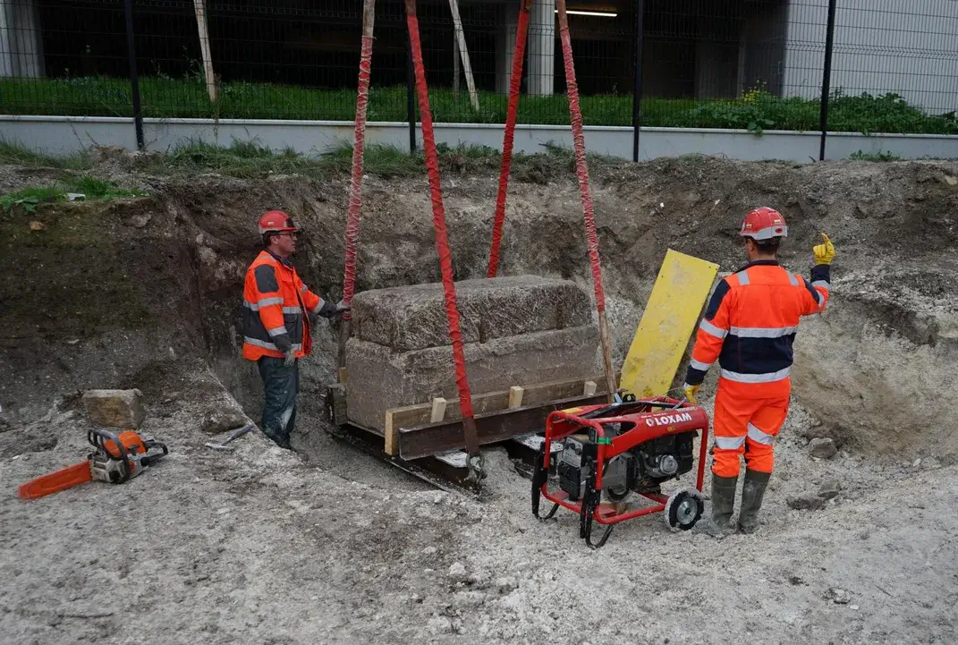 A machine lifts the 1,700-pound sarcophagus out of the ground. 
