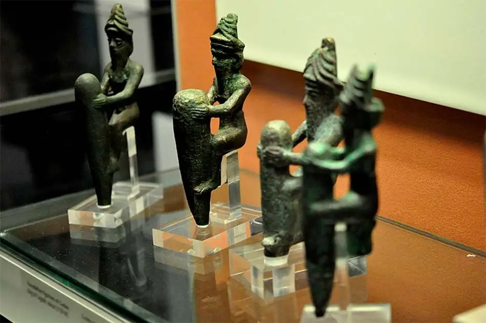 Four statuettes of Mesopotamian gods dated to 2130 BC. A major problem with understanding the origins of Anunnaki worship is the lack of surviving evidence from the earliest period of the pantheon. 