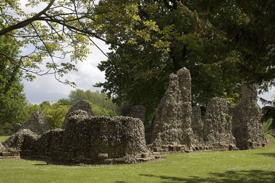 Ruins of an abbey in Bury St. Edmunds, a small town near Woolpit, whose bells the Green Children of Woolpit recall hearing.