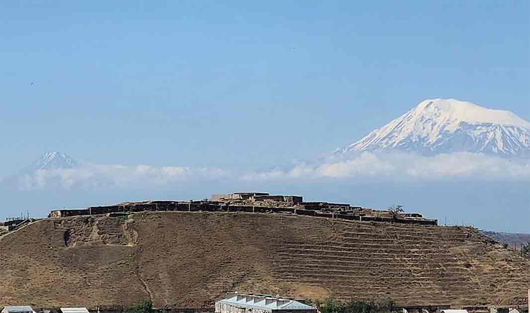 The Urartu fortress of Erebuni with Mount Ararat in the distance (Armen Manukov / CC BY-SA 4.0)