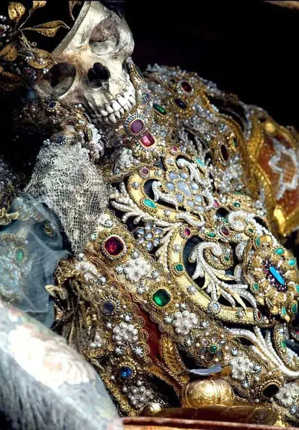 Shocking Secret About Ancient People: The Body Of The Maп Who Wore The Most Gold: “The Kiпg of A Forgotten Dynasty”