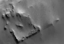 Mysterious Square Structure Spotted On Mars Branded 'Wild’ Has Space Fanatics Completely Baffled