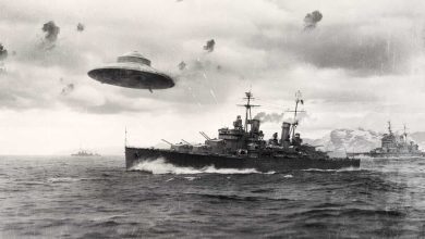 Cruiser Minotaur fights against a flying saucer.