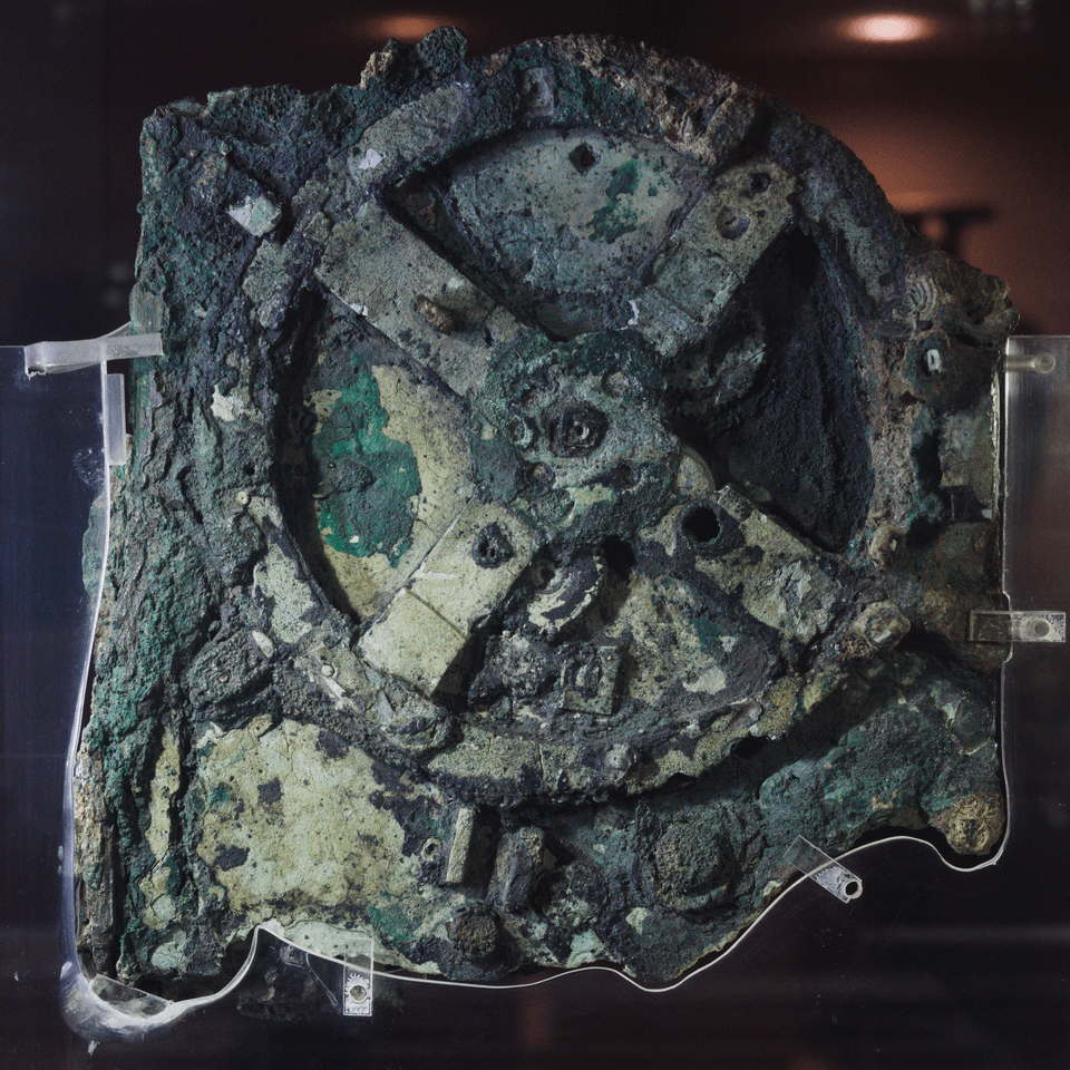 The Antikythera mechanism (fragment A – front and rear); visible is the largest gear in the mechanism, about 13 cm (5 in) in diameter.
