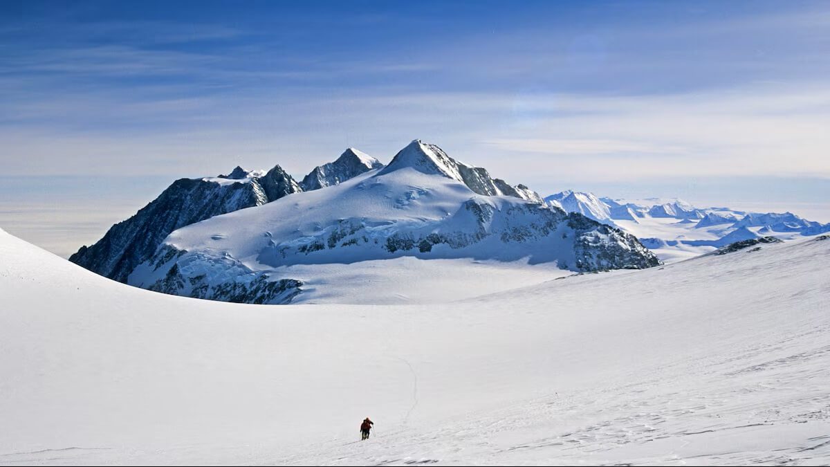 A huge subglacial pit was found near West Antarctica's Ellsworth Mountains. 